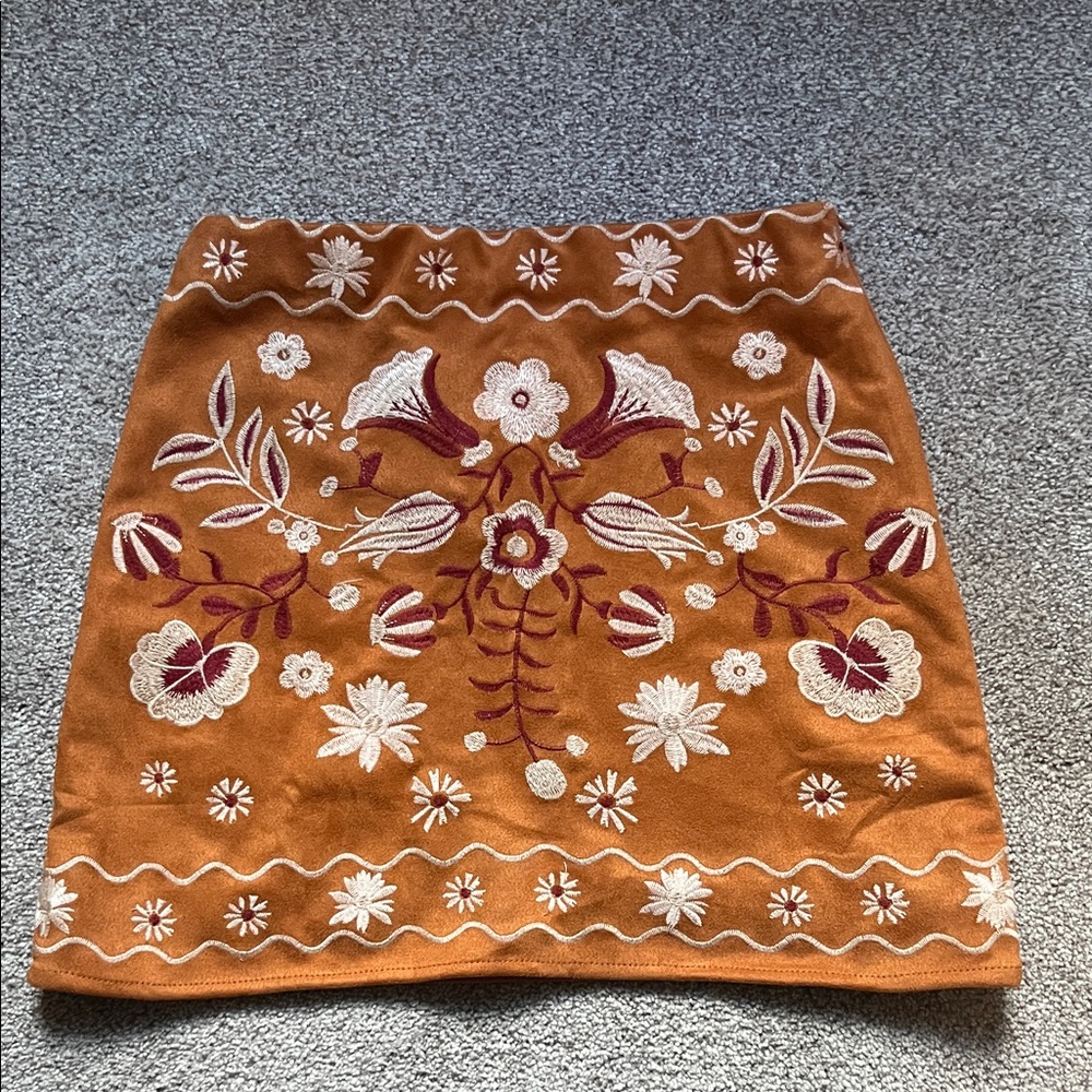 Embroidered mini skirt